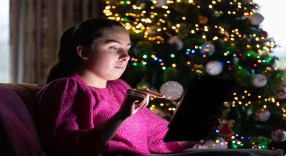 Woman on laptop cyber security courses